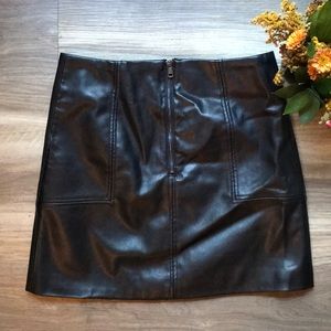 H&M Black Faux Leather Mini Skirt w Zip Size 4